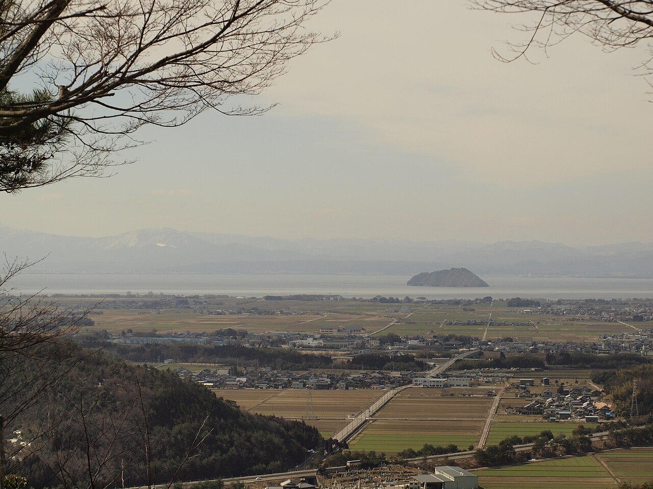 小谷城跡から望む琵琶湖と湖北の町並み